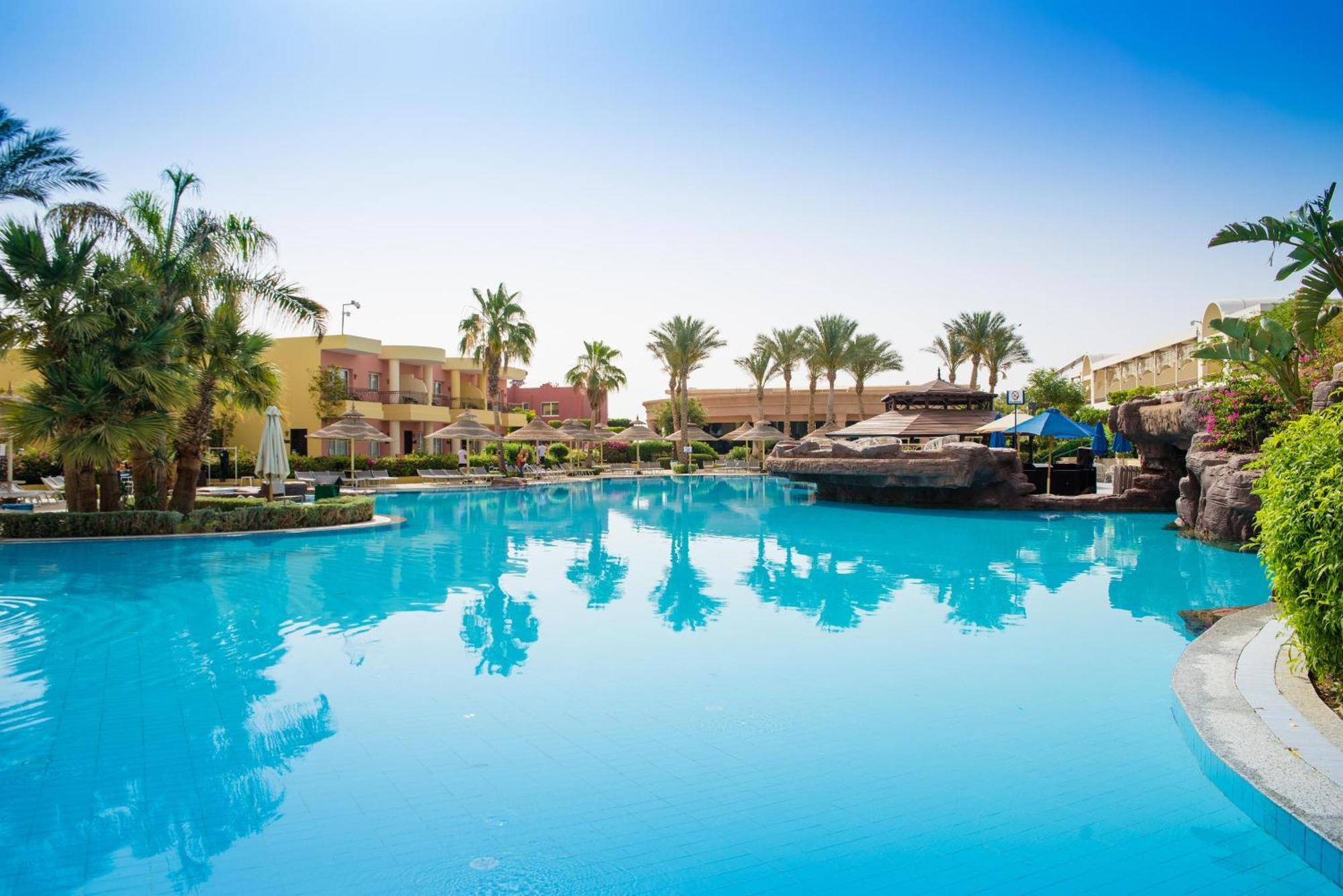 Sierra Sharm El Sheikh Hotel Exterior photo The swimming pool at the Hilton Luxor